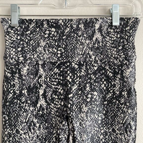 Spanx Leggings Faux Leather Snakeskin Print Black White Womens Size Small - Picture 2 of 7